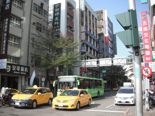 從機場巴士火車站終點站步行往企業家大飯店路線及街景