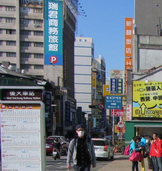 從機場巴士火車站終點站步行往企業家大飯店路線及街景