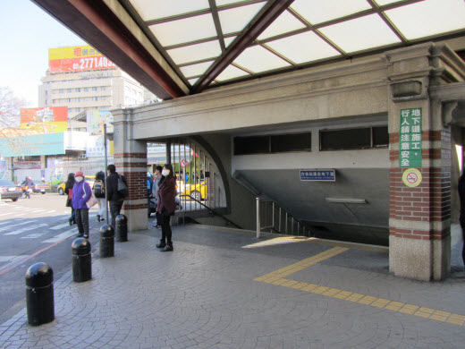 從機場巴士火車站終點站步行往企業家大飯店路線及街景