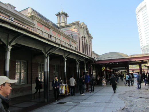 從機場巴士火車站終點站步行往企業家大飯店路線及街景