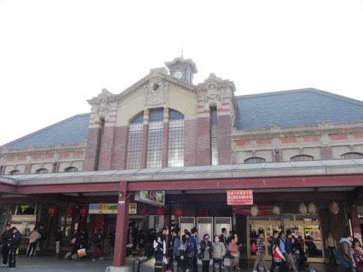 從機場巴士火車站終點站步行往企業家大飯店路線及街景