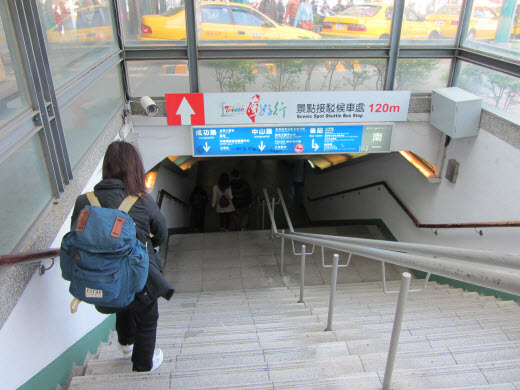 台南火車站步行往普悠瑪商務旅店路線及街景