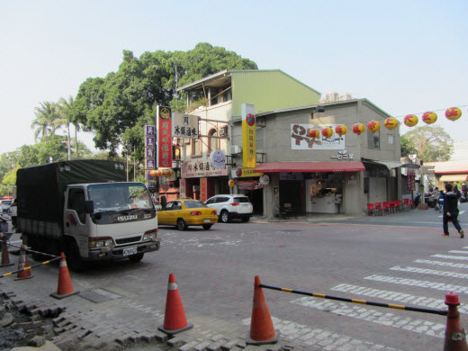 台南赤崁東街 食店一間連接一間