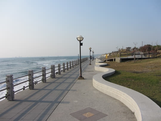 高雄旗津風車公園 海旁的行人步道