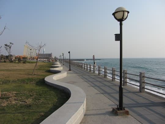 高雄旗津風車公園 海旁的行人步道