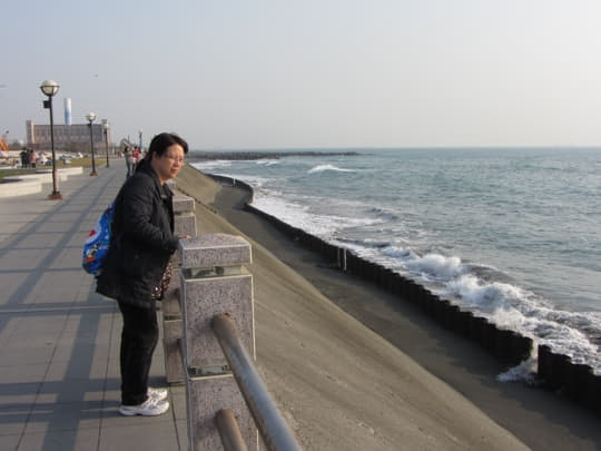 高雄旗津風車公園 海旁的行人步道