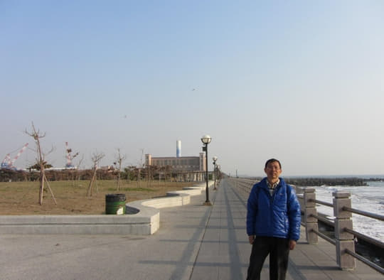 高雄旗津風車公園 海旁的行人步道